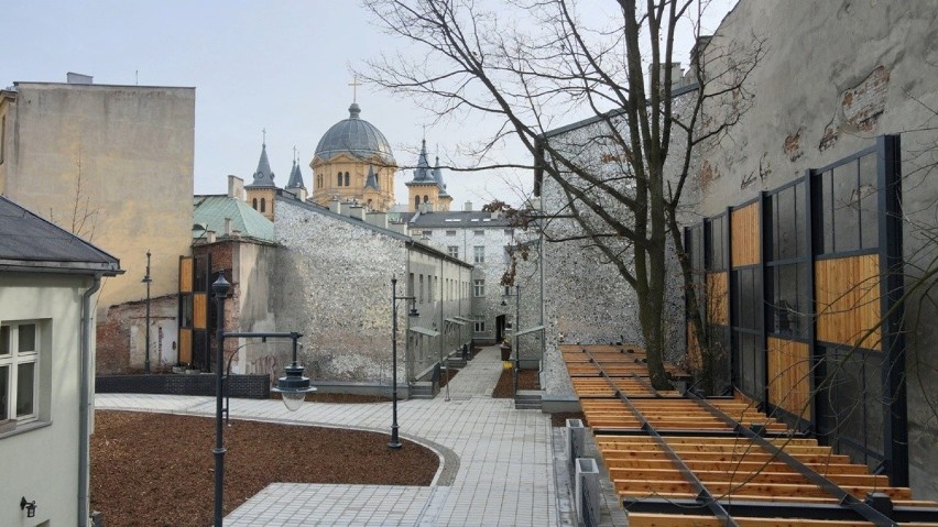 Pasaż został rozbudowany i na nowo zagospodarowany.