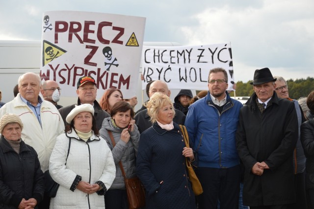 Składowisko w Kartowicach ma być zamknięte pod koniec maja. Od ponad dwóch lat zabiegali o to mieszkańcy Szprotawy, protestując pod bramą  firmy. 

Mieszkańcy najbardziej odczuwali niechciane sąsiedztwo góry śmieci po pożarach. Ludzie publicznie skarżyli się  na odór, duszący i gryzący dym, trudności w oddychaniu. Wprost mówili o rosnących zachorowaniach na choroby płuc, nowotwory.  Najbardziej aktywni, wychodząc z założenia,że mają prawo oddychać świeżym powietrzem, jeść warzywa z nieskażonych pól tropili niepokojące zdarzenia na składowisku  niemal od początku informując o nich instytucje zajmujące się ochroną środowiska. Zbierali dokumentacje zdjęciowe o składowanych na nim podejrzanych pojemnikach, informowali o wyciekach ze sterty odpadów na pola i gminną drogę. 

O uciążliwościach mówiły już nie tylko pojedyncze osoby, ale tłum. Podczas protestów przed składowiskiem skandowało nie raz nawet 200 osób.

Zobacz wideo: Międzyrzecz: ktoś podrzucił nam niebezpieczne odpady. Kto zapłaci za ich utylizację?



