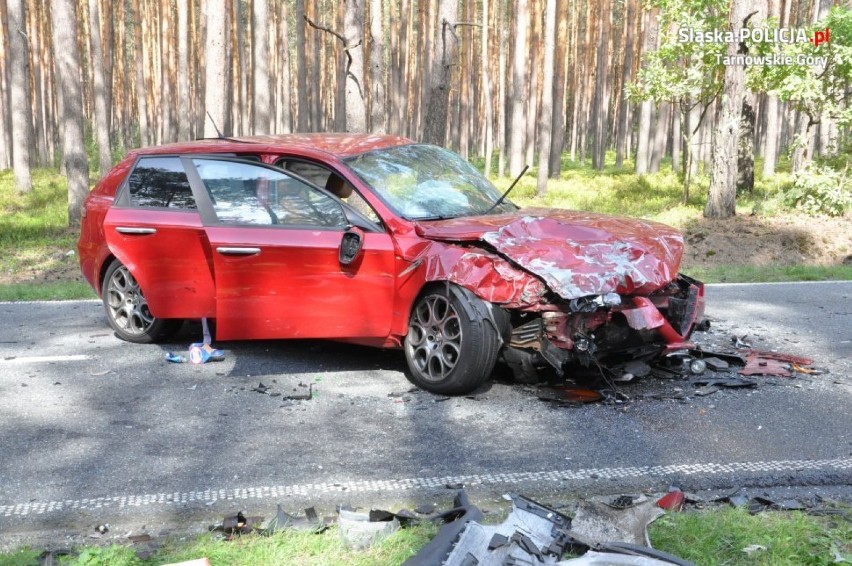 Śmiertelny wypadek na drodze 907 między Tworogiem a Koszęcinem. Zderzyły się trzy samochody 
