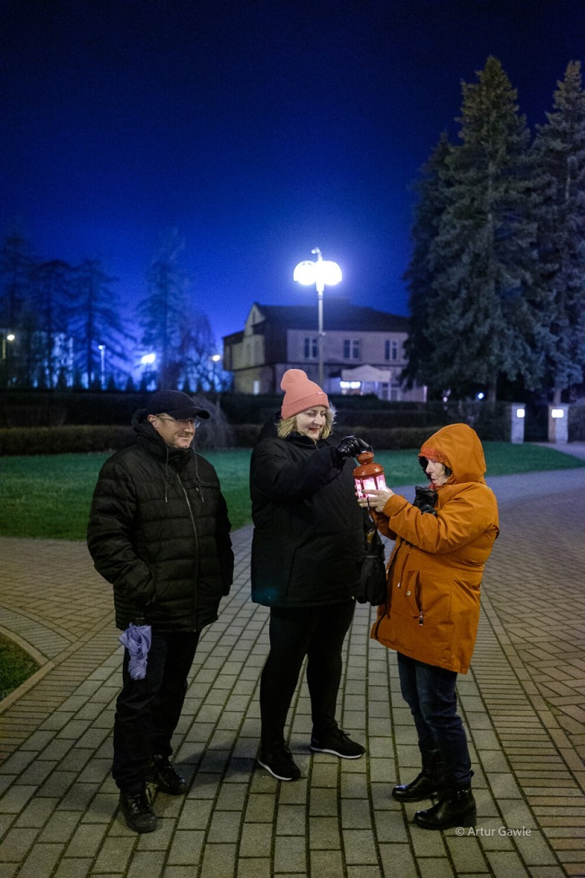 Mościcka Droga Krzyżowa na wzór EDK. Kilkadziesiąt osób przeszło w zadumie ulicami Mościc. Pod każdą stacją były specjalne rozważania 