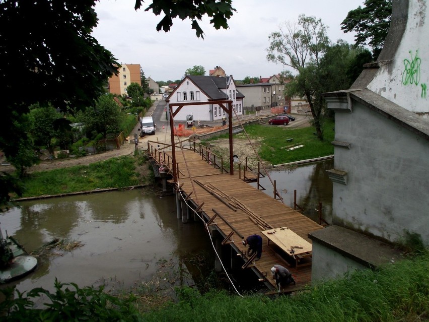 Podpatrzone z góry. Trwają roboty przy moście zwodzonym i budowie chodnika na ulicy Garczyńskich