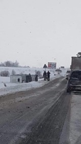 Wypadek w Orawie: Bus z pasażerami dachował w rowie. Kierowca... nie wezwał policji
