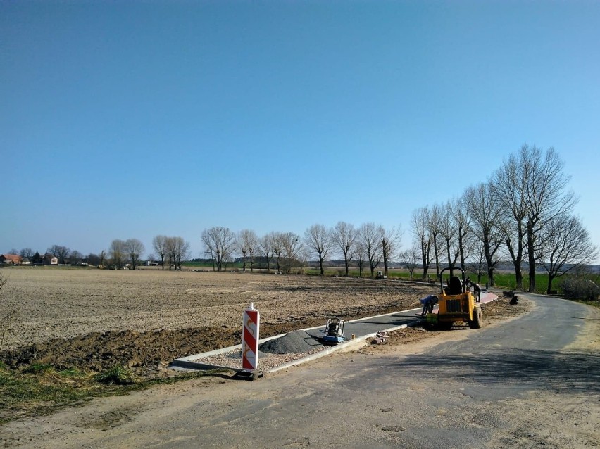 Dwie korzyści z budowy ścieżki rowerowej ze Szczańca do Kupienina. Przy okazji firma oczyszcza pobocze zaniedbanej drogi powiatowej