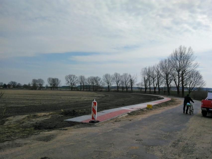 Dwie korzyści z budowy ścieżki rowerowej ze Szczańca do Kupienina. Przy okazji firma oczyszcza pobocze zaniedbanej drogi powiatowej