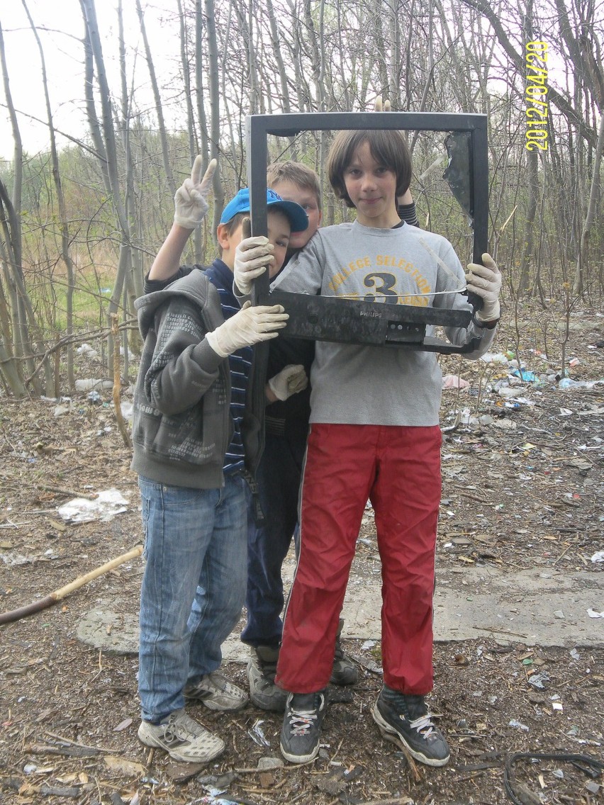 Członkowie KRS TKKF TYTAN Świętochłowice w ramach ekologicznej akcji posprzątali Wzgórze Hugona
