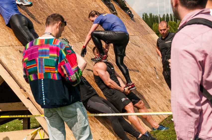 Zobaczcie, jak uczestnicy tych ekstremalnie trudnych zawodów...