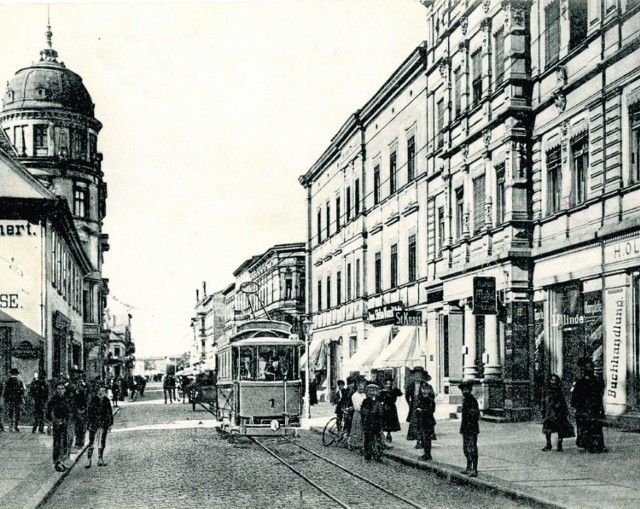 Potrzebą chwili - pamiątkowa fotka z tramwajem („Królówka”, 1913 r.)