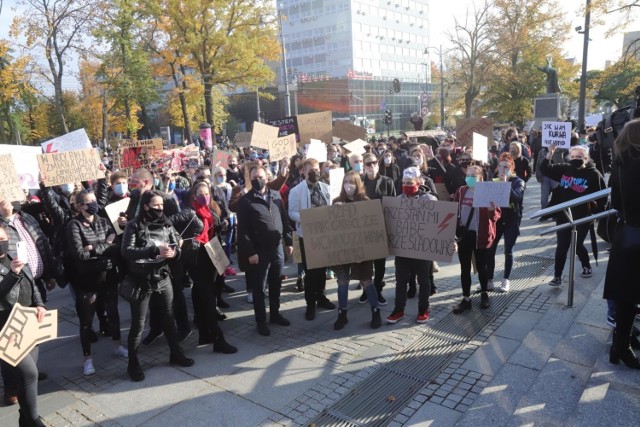 Kilkudziesięciu łódzkich adwokatów zadeklarowało pomoc pro bono dla uczestników demonstracji, które odbywają się w ramach Strajku Kobiet po ogłoszeniu przez Trybunał Konstytucyjny wyroku w sprawie aborcji.  CZYTAJ DALEJ>>>>