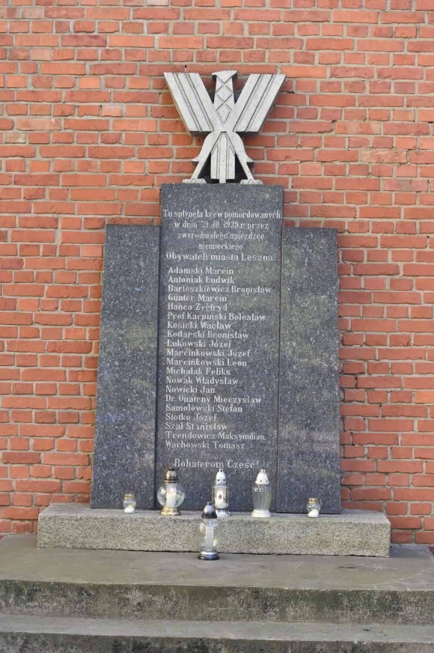 Tablica zamordowanych przy placu Kościuszki w Lesznie