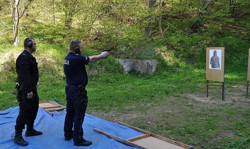Policjanci z Komendy Powiatowej Policji w Bytowie trenowali na strzelnicy