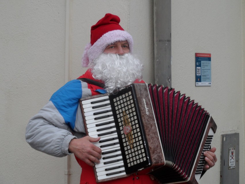 Pan Zbyszek, śląski grajek w przebraniu Św. Mikołaja, grywa na Śląsku kolędy na akordeonie