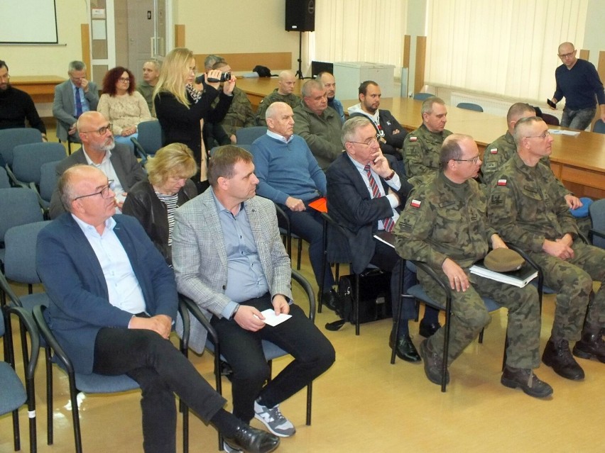 Uczestnicy piątkowego spotkania w Starostwie Powiatowym w...