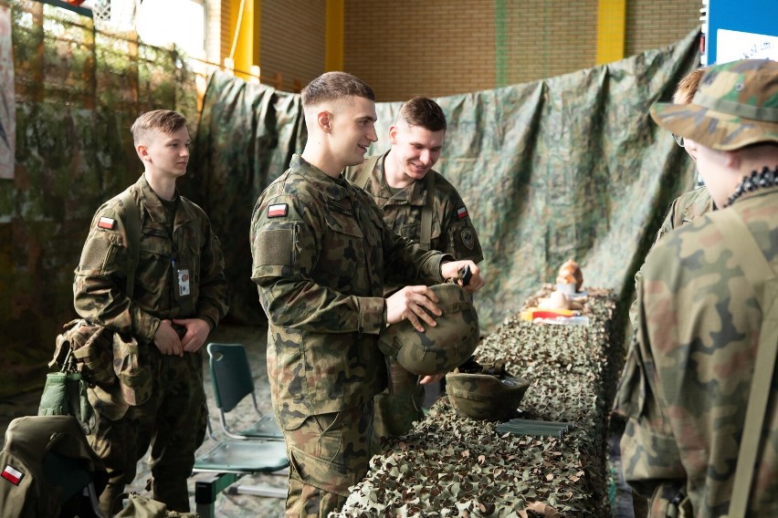 Strzelnica wirtualna, sala do sztuk walki, nowoczesne boisko i piknik militarny. Tym dąbrowski ogólniak kusi przyszłych uczniów 