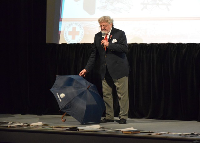 Eugeniusz Taradajko wskazuje na parasol, który czekał 10 kwietnia 2010 roku na polską delegację udającą się do Smoleńska na obchody 70. rocznicy zbrodni katyńskiej.