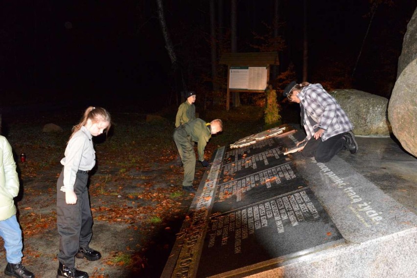 Harcerze z Łubiany zadbali o miejsca pamięci osób, które zginęły podczas wojny [ZDJĘCIA]