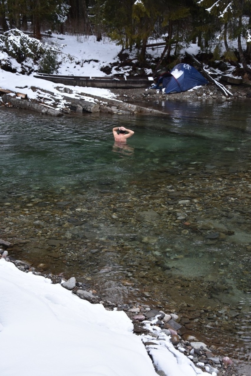 Morsom z Podhala nie straszna zima! Zobacz, kto kąpał się w lodowatej górskiej rzece [ZDJĘCIA]