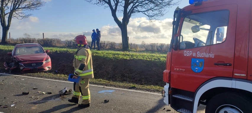 Czołowe zderzenie aut pod Stargardem. Wyprzedzał rząd ciężarówek. Seicento wbiło się pod naczepę TIR-a