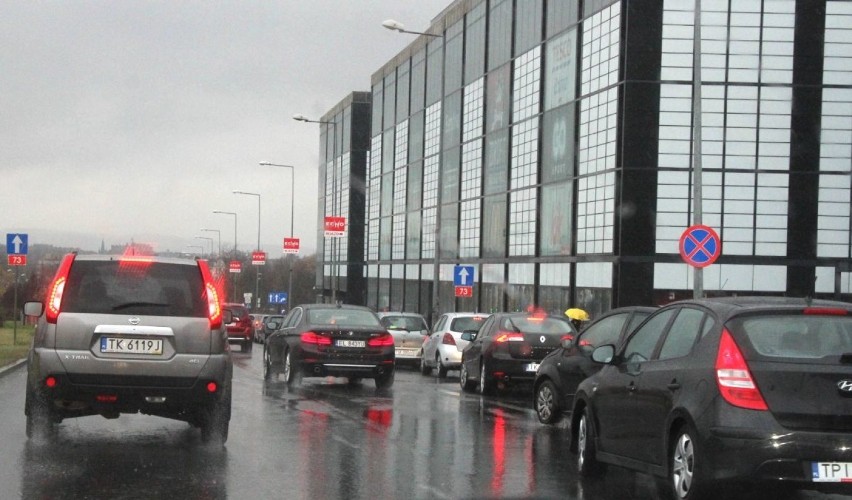 W niedzielne południe stał ruch drogowy w kierunku centrum...