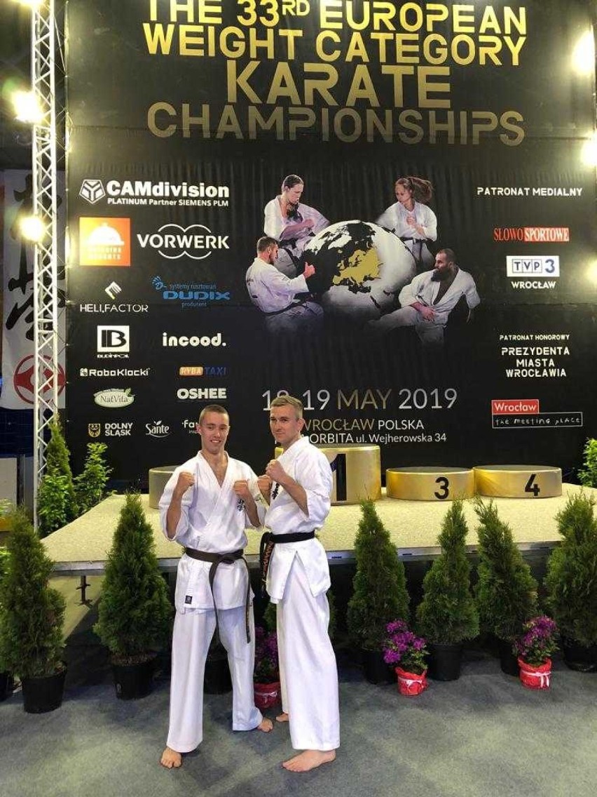 Karatecy z Malborka na wysokich miejscach w mistrzostwach Europy. Historyczny sukces w kata seniorów