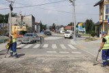 Trwa remont odcinka ul. Krakowskiej. Będzie nowy asfalt i pobocze