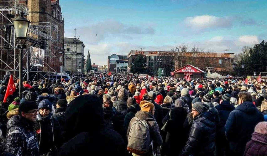 Tłumy mieszkańców na  targu Węglowym w Gdańsku