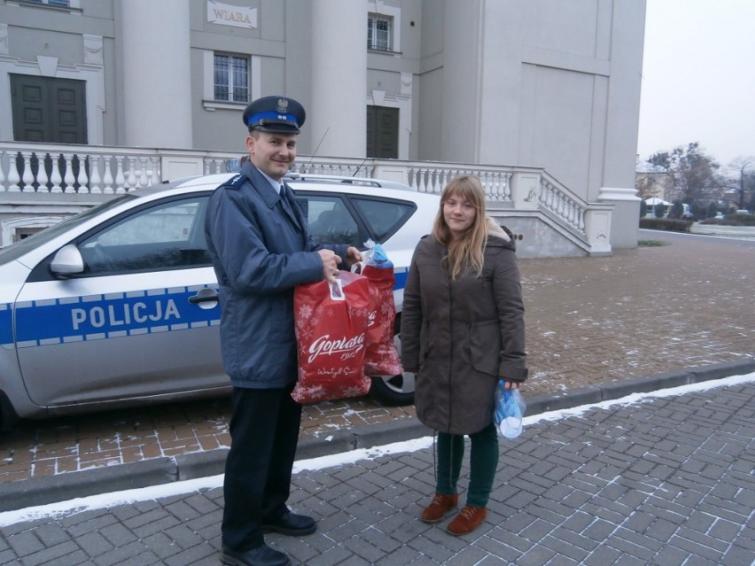 Bydgoszcz: Policjanci wspierają akcję &quot;Szlachetna Paczka&quot; [ZDJĘCIA]