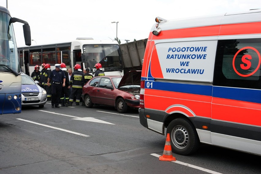 Wrocław: Wypadek przy pl. Społecznym. Ogromne korki (ZDJĘCIA)