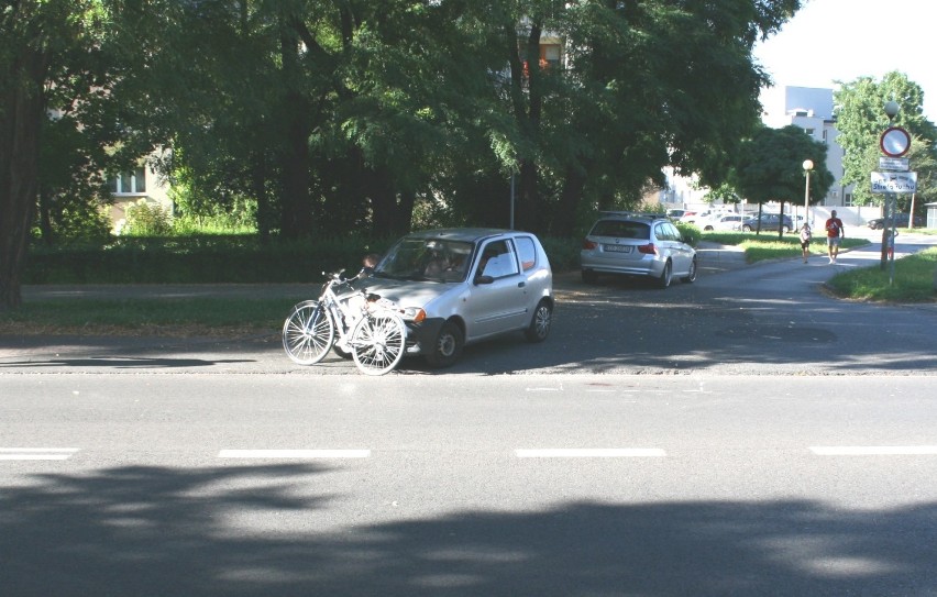 Oświęcim. 24-latek samochodem potrącił 81-letniego rowerzystę na ścieżce rowerowej