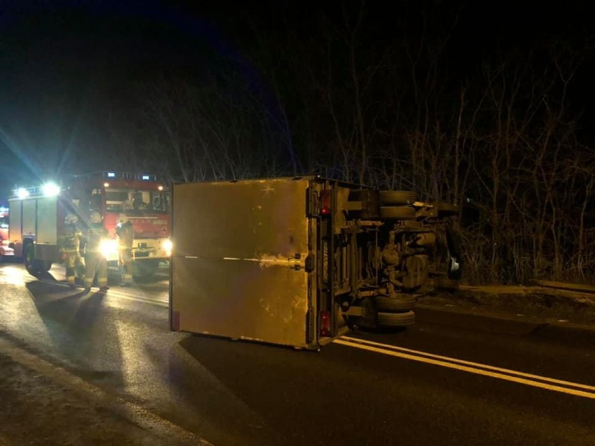 Wypadek w Kwileniu. Kierowca stracił kontrolę nad autem i uderzył w barierki. Pojazd przewrócił się na bok