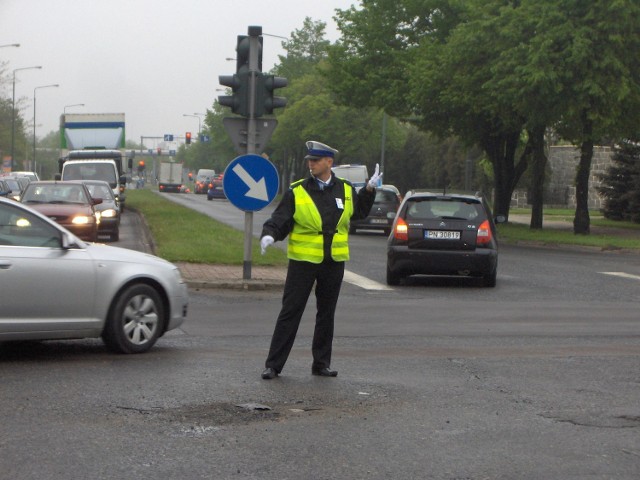 Jednym z etapów konkursu było kierowanie ruchem na skrzyżowaniu Kleczewska - Aleje 1 Maja
