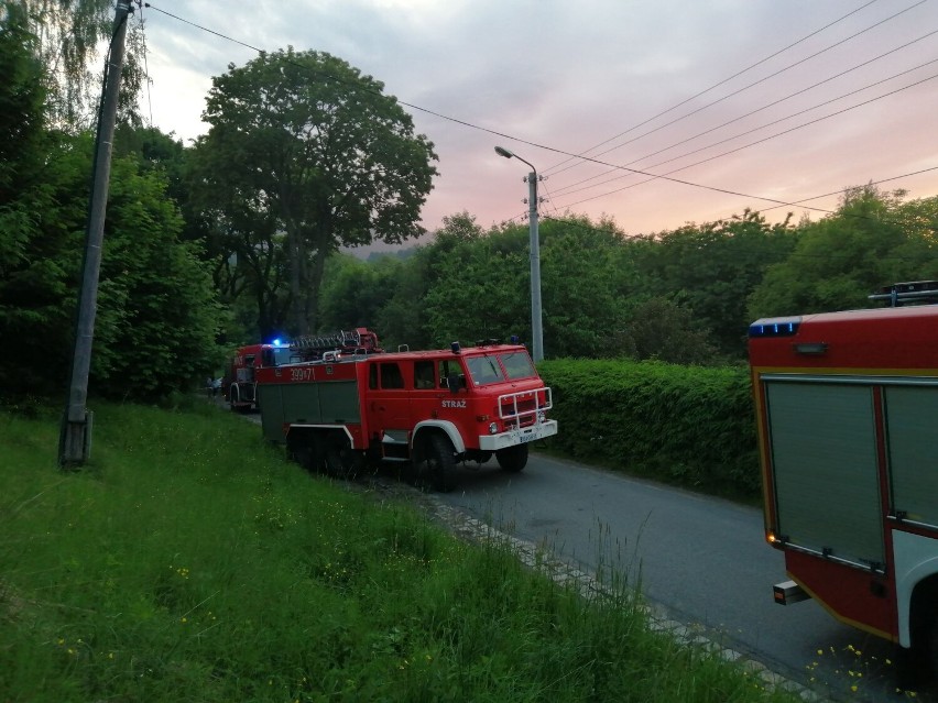 Pożar na parterze budynku w Walimiu. Trwa akcja gaśnicza [ZOBACZCIE ZDJĘCIA]