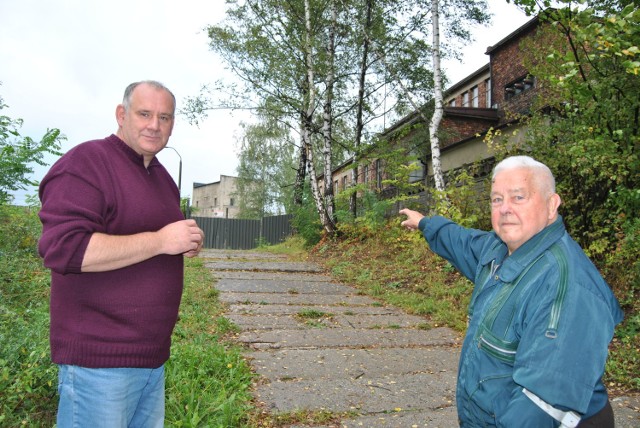 Roman Madejski (po lewej) spisał wspomnienia mieszkańców os. Kąty, w tym Stanisława Kosowskiego (po prawej), jednego z ostatnich górników kopalni "Matylda". 19 listopada w bibliotece w Chrzanowie podzielą się swą wiedzą na temat zakładu i pokażą archiwalne zdjęcia