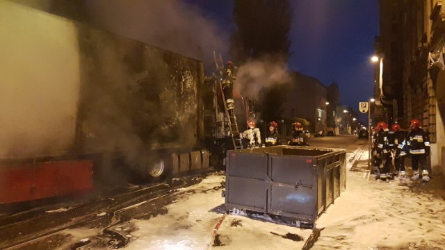 Wypadek na Zielonej w Łodzi. Tir spalił się po zderzeniu z autem