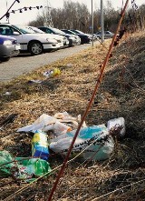Nasz ekologiczny patrol - w Rydułtowach leżą śmieci chyba jeszcze po sylwestrze