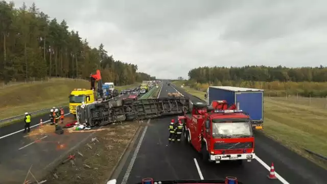 Śmiertelny wypadek na autostradzie A1 [26.10.2018] Ciężarówka przebiła bariery energochłonne