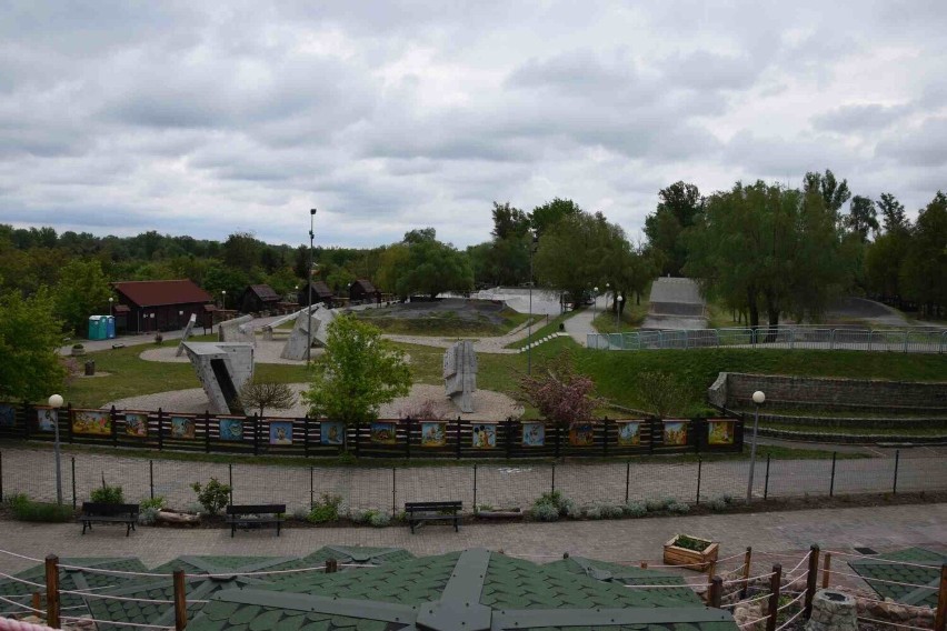 Z góry jest widok na skate park