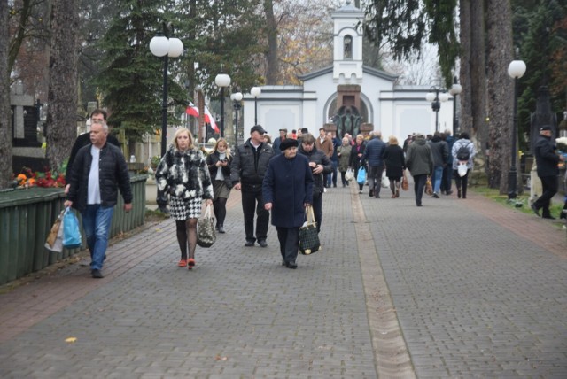 Mnóstwo osób przy ulicy Limanowskiego w Radomiu.