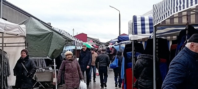 Spory tłum przed świętami na targowisku w Jędrzejowie. Zobaczcie na kolejnych slajdach jakie były ceny owoców i warzyw na targu w czwartek, 21 grudnia.