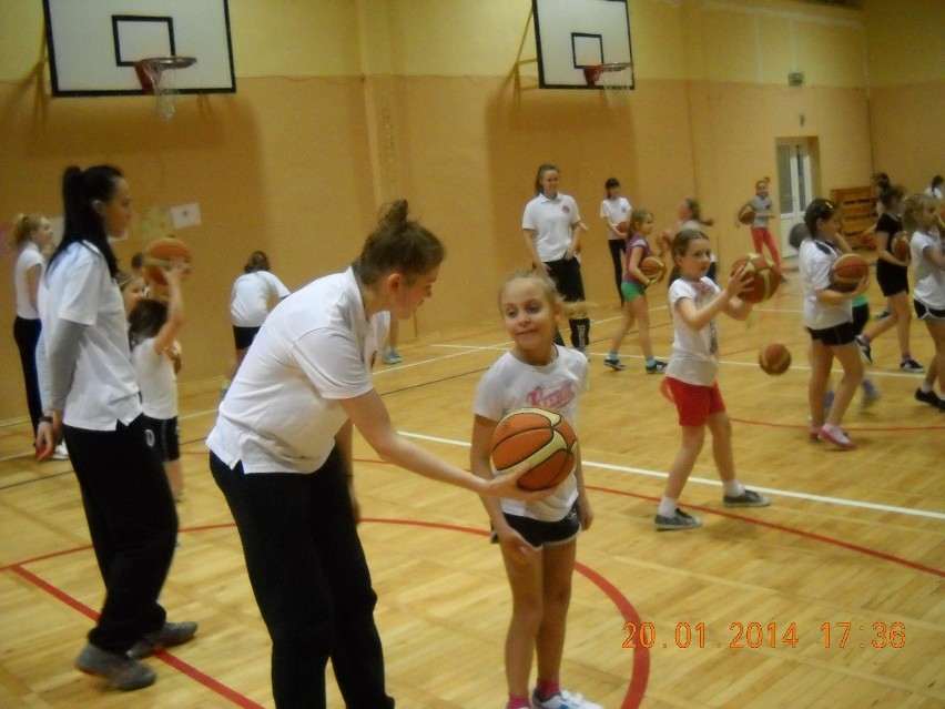 Koszykarki MON-POL Płock odwiedziły szkołę we Włocławku