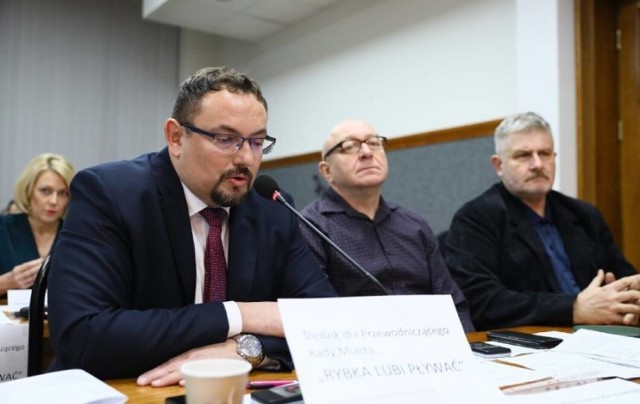 W Piotrkowie wciąż zwoływane są korespondencyjne sesje Rady Miasta - bez udziału radnych. Klub PiS znów apeluje o sesje stacjonarne