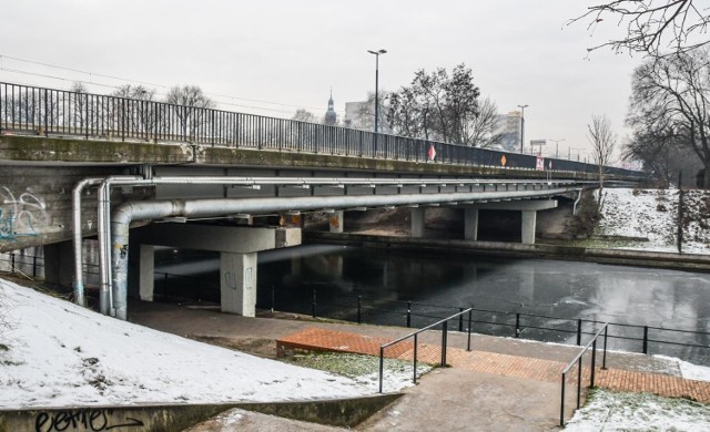 Bydgoski Zarząd Dróg Miejskich i Komunikacji Publicznej ogłosił przetarg na opracowanie koncepcji przebudowy północnych Mostów Solidarności - zakładać ma ona budowę porządnej infrastruktury rowerowej oraz zmiany przy przystanku autobusowym.
