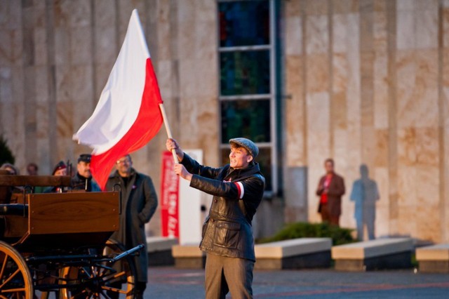 Od dwóch lat w Gnieźnie o rocznicy wybuchu  Powstania Wielkopolskiego towarzyszą inscenizacje, coraz więcej osób włącza się w rekonstrukcje historyczne. Na zdj. inscenizacja z okazji Święta Niepodległości.