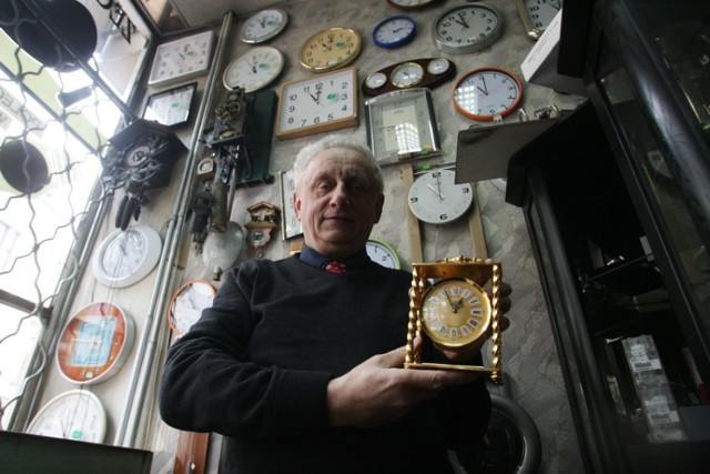 Marek Meksa, to jeden z  najbardziej znanych legnickich zegarmistrzów.
