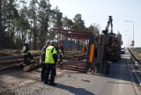 Na zjeżdzie z S8 do Wieruszowa wywróciła się przyczepa z drewnem [FOTO]