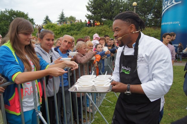 V Ogólnopolski Festiwal Zalewajki Radomsko 2014: Joseph Seeletso gotuje zalewajkę