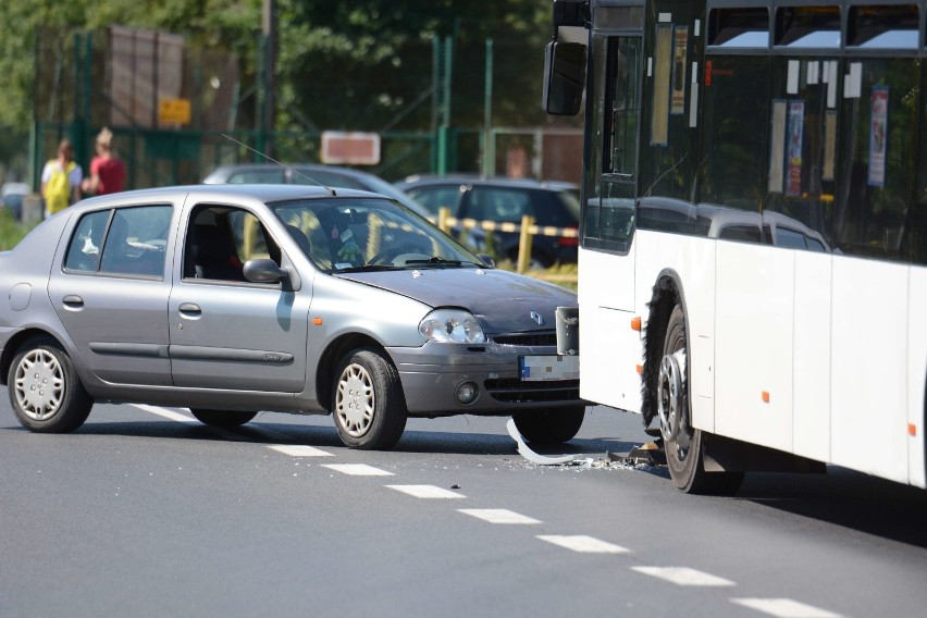 W Toruniu autobus komunikacji miejskiej zderzył się z samochodem [wideo, zdjęcia]