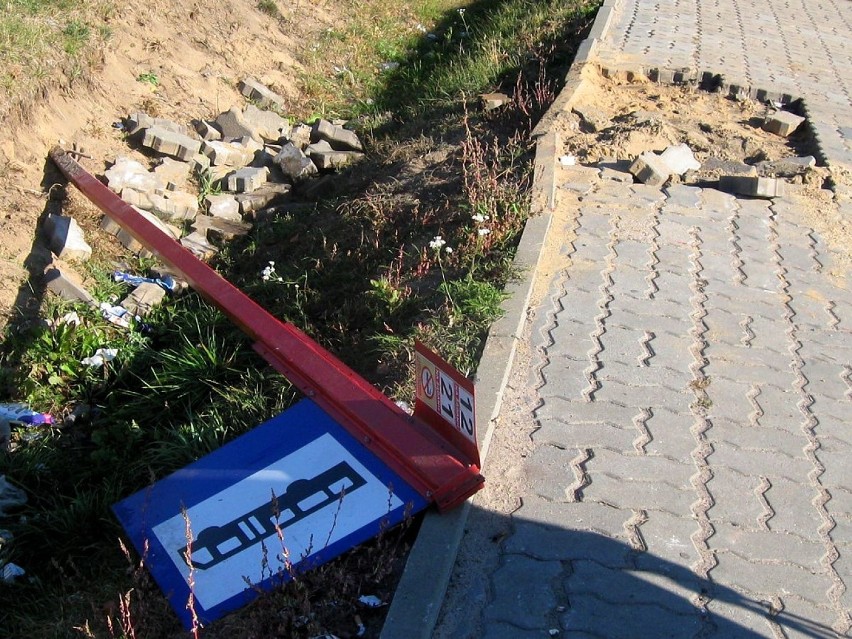 Najczęściej zdarza się, że sprawcy tłuką szyby wiat...