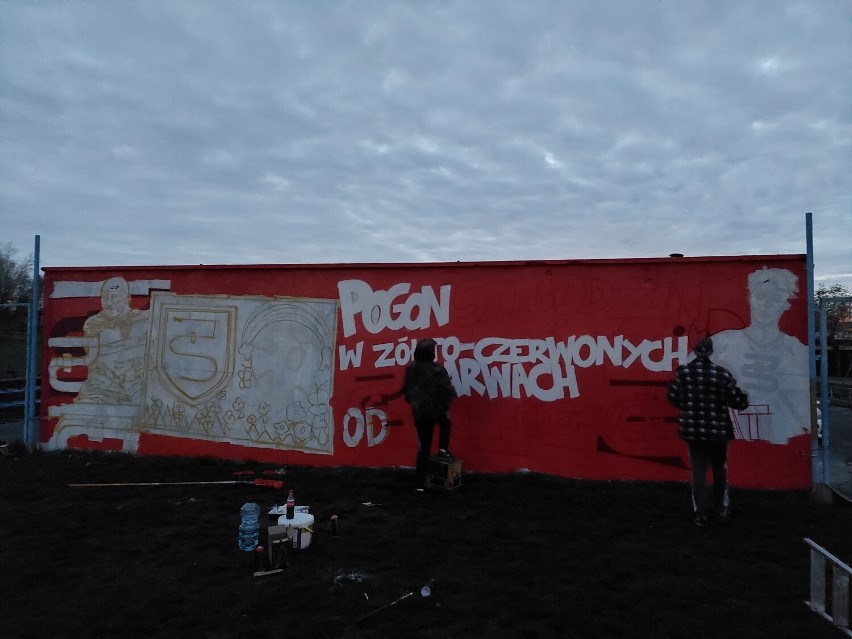 Przy stadionie miejskim w Świebodzinie powstało graffiti.