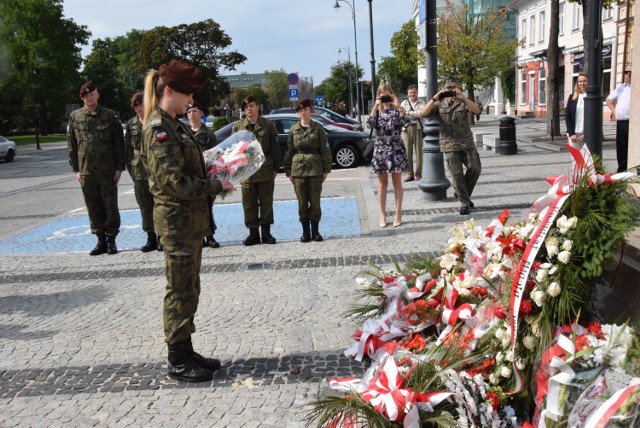 Żołnierze Polskiej Organizacji Wojskowej wraz z prezydentem Suwałk Czesławem Renkiewiczem złożyli kwiaty przed pomnikiem marszałka Józefa Piłsudskiego.