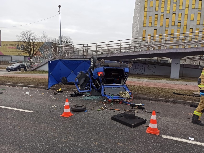 Dramatyczny wypadek na al. Roździeńskiego w Katowicach. Samochód dachował. Kierowca trafił do szpitala